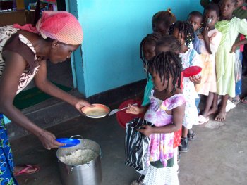 Kinderen Limulunga Preschool kijgen eten